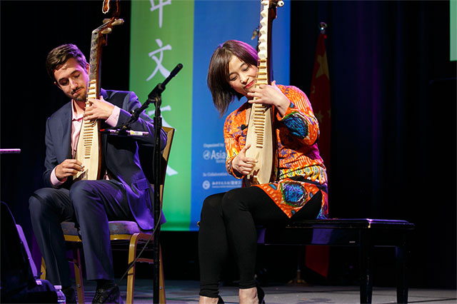 Pipa virtuoso Wu Man plays with her student Henry Knight. (David Keith)