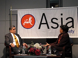 Kishore Mahbubani with Vishakha Desai (Hee Chung Kim/Asia Society)