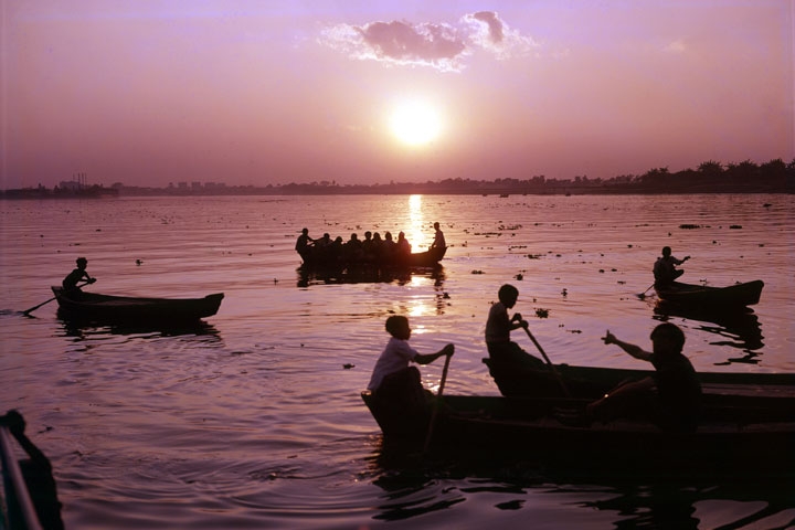 Boatmen singing the legend of Sohni and Mahiwal on the Chenab River, one of the five tributaries of the Indus. (Samina Qureshi, Legends of the Indus)