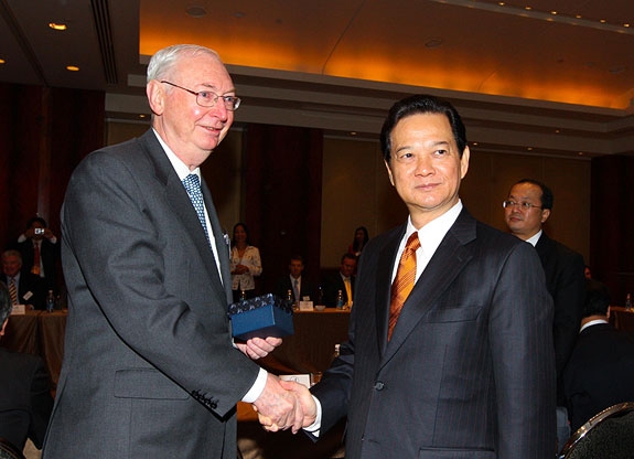 Prime Minister of Vietnam Nguyen Tan Dung (R) with Charles Goode (L), Chairman, ANZ. (Asia Society AustralAsia Centre)