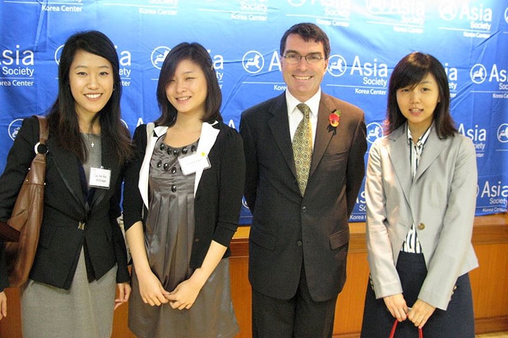 British Ambassador to the Republic of Korea, His Excellency Mr. Martin Uden, with Asia Society Korea Center interns in Seoul on Oct. 27, 2009.