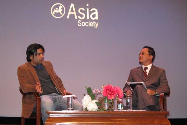 Documentary filmmaker Tulsi Bhandari (L) talks with Asia Society Assistant Director for Policy Programs Sanjeev Sherchan, Dec. 1, 2009.
