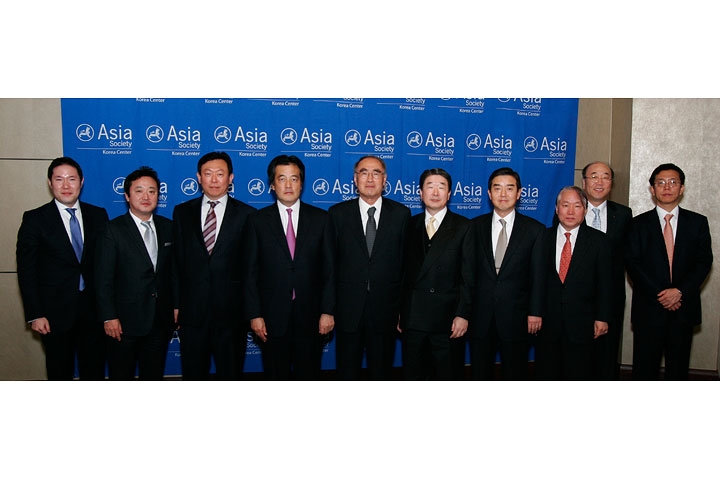Japanese Minister for Foreign Affairs Okada Katsuya (4th from L) at the Asia Society Korea Center on Feb. 11, 2010. (Asia Society Korea Center)