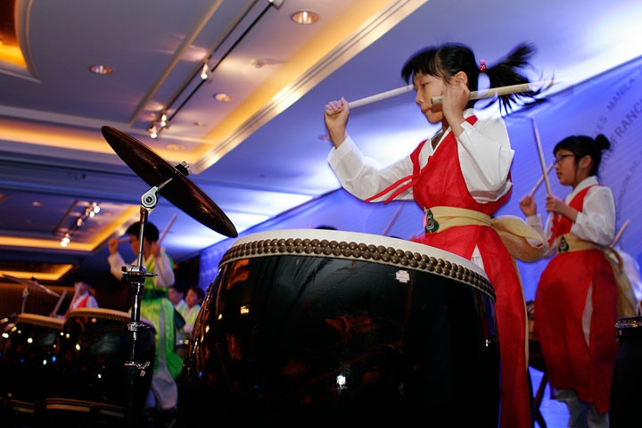 Students from Daesungdong Elementary School performing at the ASKC anniversary dinner in Seoul on Apr. 29, 2010. (1 min., 39 sec.)