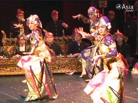Performing on May 21, 2010, New York's Gamelan Dharma Swara show why they are the first non-Balinese group invited to compete in the Bali Arts Festival. (3 min., 45 sec.) 