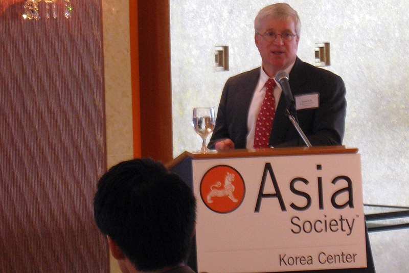 Scott E. Kalb speaking at Seoul's Lotte Hotel on August 24, 2010. (Asia Society Korea Center)