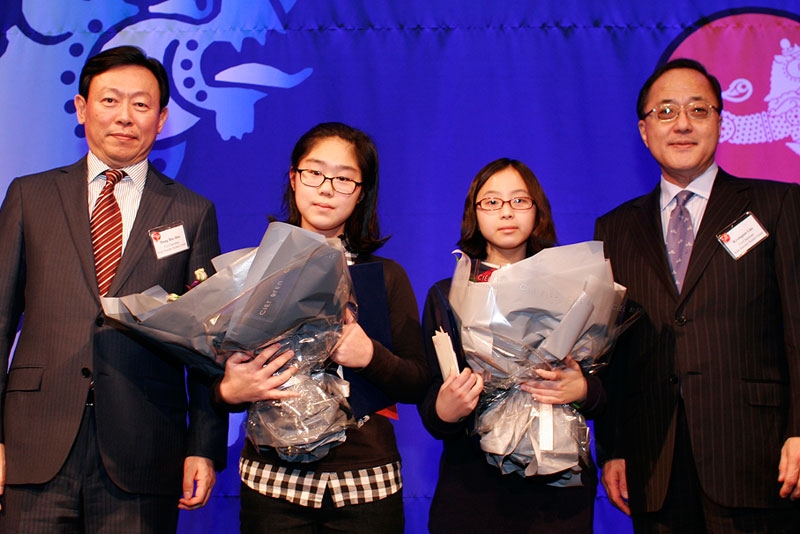 ASKC Nuriati Scholarship Awardees Inumiya Lisa and Kyong Hwa Park (C) are presented with prizes and gift certificates by ASKC co-Chairs Dong Bin Shin (far left) and Kyongsoo Lee (far right). (Asia Society Korea Center)