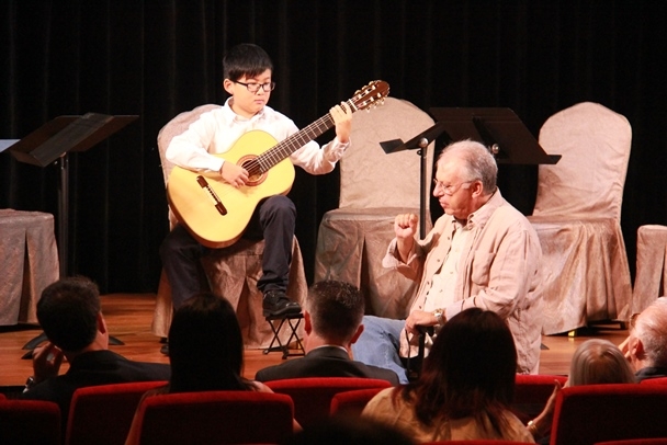 Los Romero giving tips on guitar techniques in Masterclass at Asia Society Hong Kong Center on October 13, 2014. (ASHK)