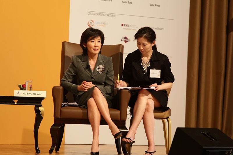 National Assembly Member Na Kyung-won (L) and Asia Society Korea Center Executive Director Yvonne Kim (R) at the closing session in Singapore on Apr. 1, 2011.