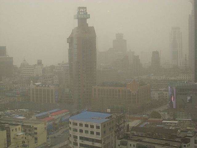 Smog in central Shanghai. (oliverlaumann/Flickr)