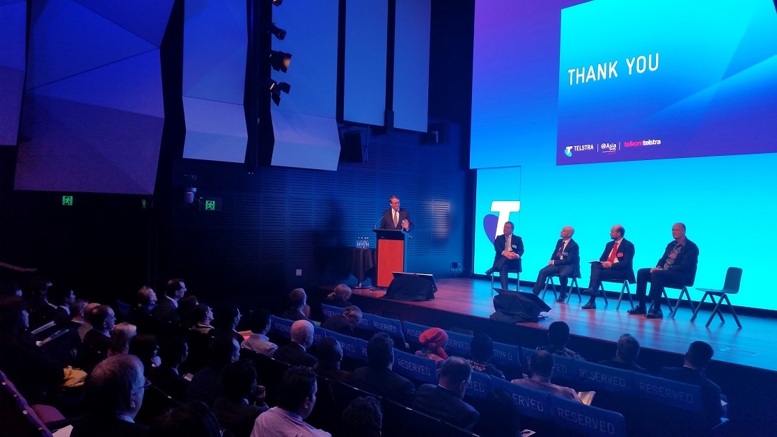 Asia Society Chairman, the Hon Warwick Smith AM thanks the panel of 'Connecting Australia and Indonesia'