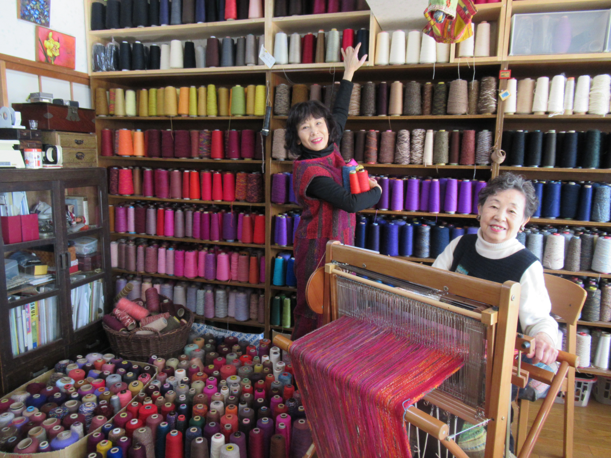 Iwasaki  and Umehara for FuFuFu Fuku in a yarn shop with a loom
