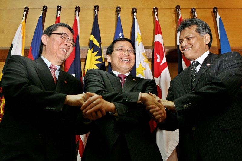 L to R: Former ASEAN Sec. Gen. Ong Keng Yong, Indonesian Foreign Minister N Hassan Wirajuda, and ASEAN Sec. Gen. Surin Pitsuwan, in Jakarta, January 7, 2008.  (Ahmad Zamroni/AFP/Getty Images)
