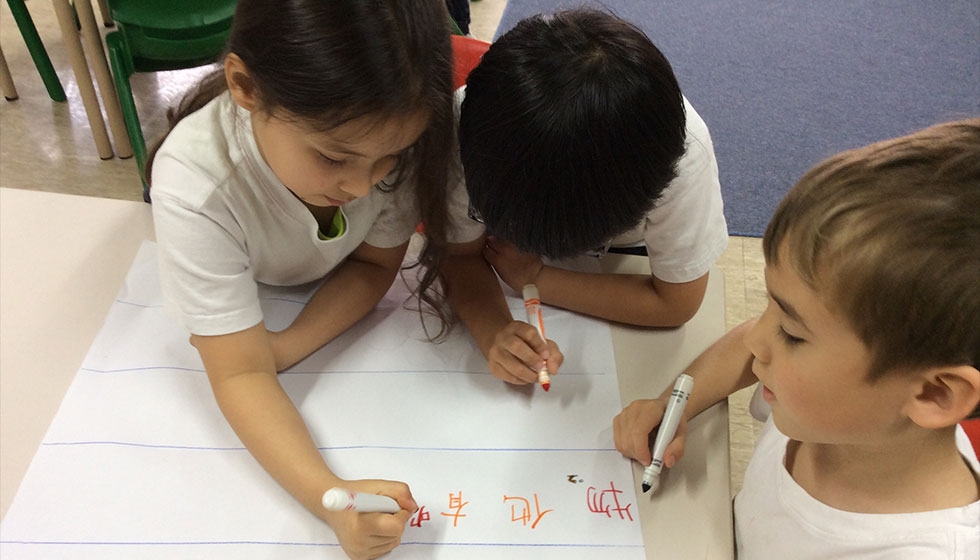 Students write a story together (CIS Hong Kong)