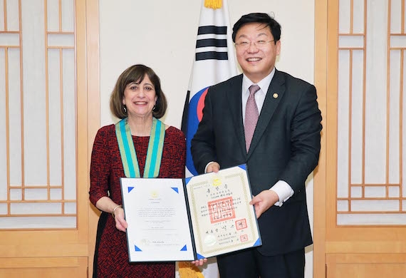 Wendy Cutler receives the Order of Industrial Service Merit from Minister Joo Hyunghwan in Seoul on February 16, 2016. (Ministry of Trade, Industry and Energy)