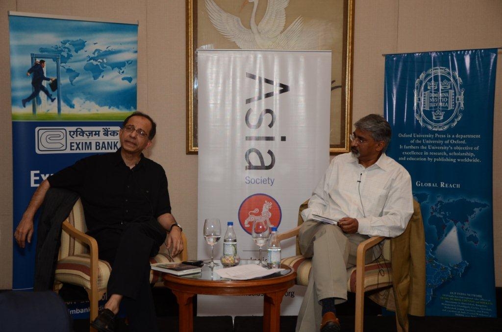 Indian economist Kaushik Basu (L) discusses the role of the Indian government vs. private sector in development in Mumbai on May 24, 2011. (Asia Society India Centre)