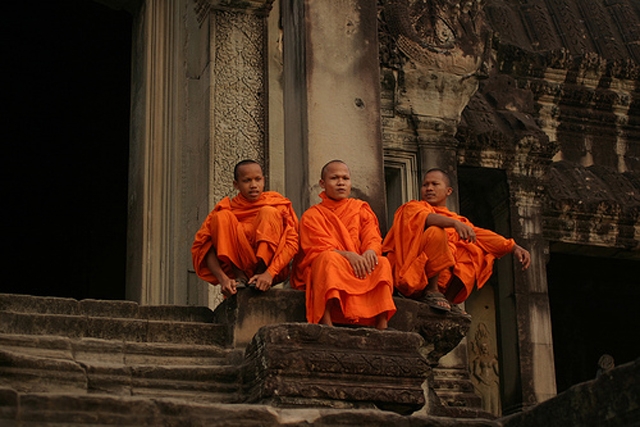 Monks at Angkor Wat (Beggs/Flickr)