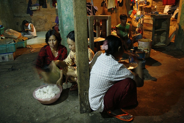 Jakarta, Bukit Duri. Preparing Dinner. They live as a small community in this place. (henri ismail/Flickr)