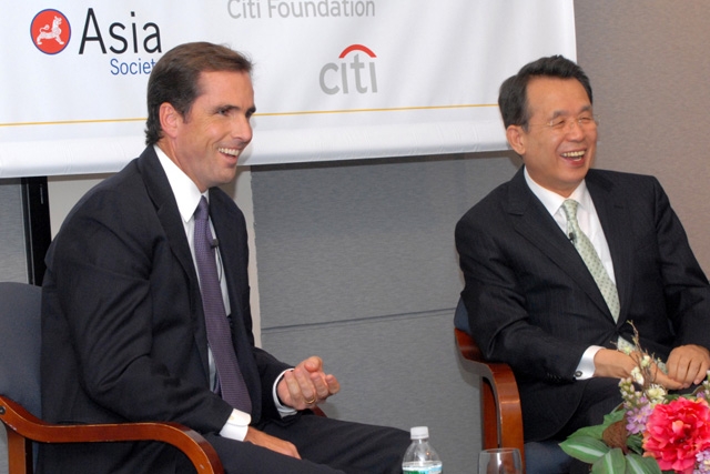 ABC News anchor Bob Woodruff (L) with South Korean Prime Minister Han Seung-soo (Elsa Ruiz/Asia Society).