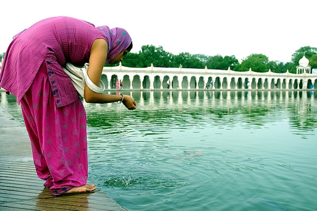 Holy Waters of the Gurudwara Bangla Sahib. (~FreeBirD®~/flickr)