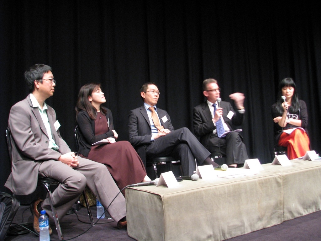 Panelists from the public and private sectors debate measures needed to reduce Hong Kong's air pollution on May 17, 2010. (7 min., 29 sec.)