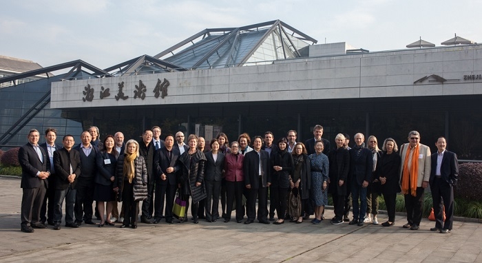 2014年11月中美博物馆领袖论坛与会者于杭州浙江美术馆前合影。Leah Thompson 摄。