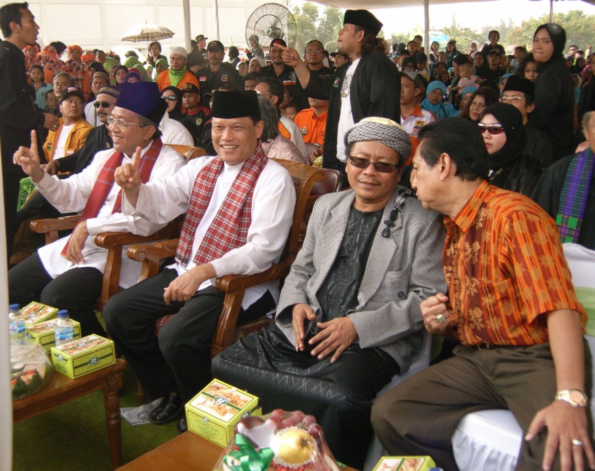 Jakarta governor candidates Adang Daradjatun and Dani Anwar sit next to Fadloli Muhir. (squid697/Flickr)