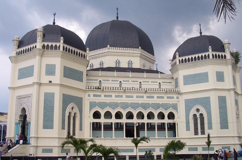 The Great Mosque of Medan, Indonesia (Mimihitam/Wikimedia Commons)