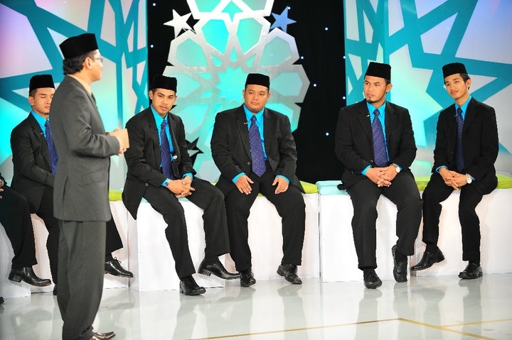 Contestants gather on the set of "Imam Muda" (Imam Muda/Facebook) 