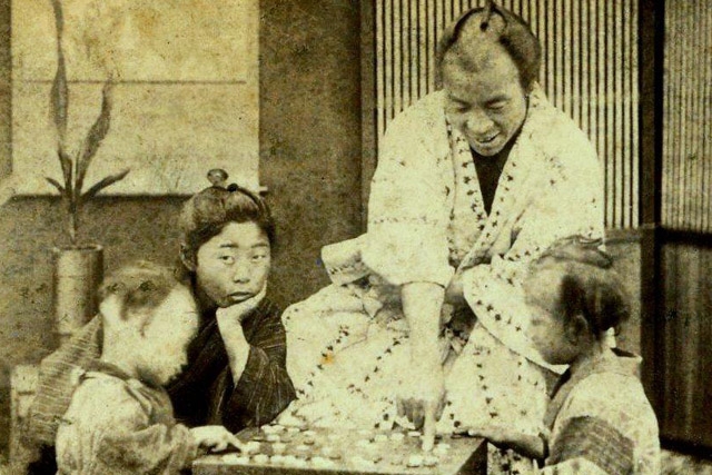 A father teaches his kids the game of "Go" in Old Japan. (Okinawa Soba/flickr)