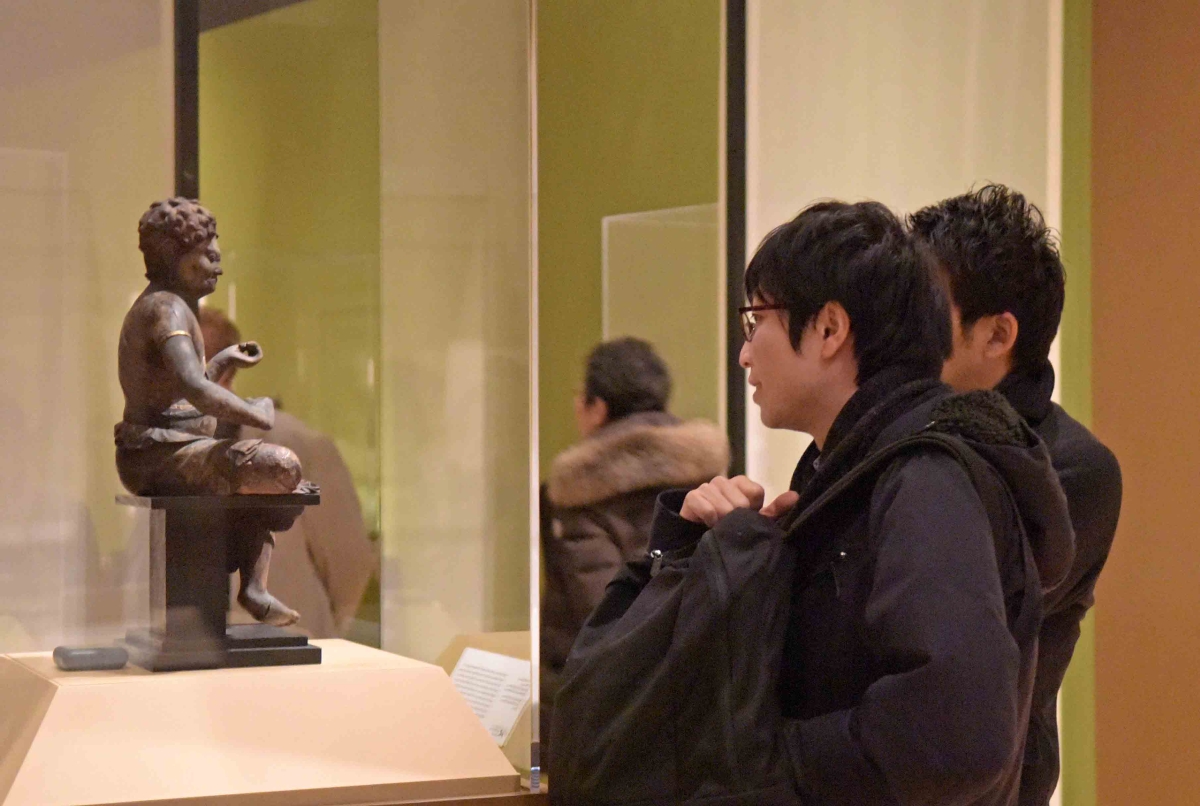 Asia Society Museum visitors enjoy the Kamakura exhibition (Elsa Ruiz/Asia Society).