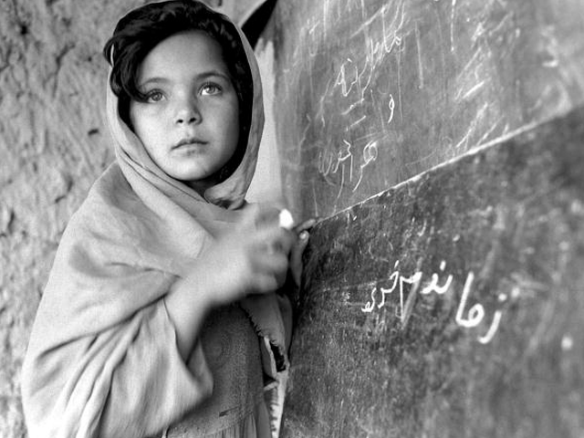 An Afghan girl in school. (Roger Lemoyne/UN)