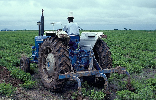 A farmer tills fields in Nigeria. (Yosef Hadar/World Bank/Flickr)