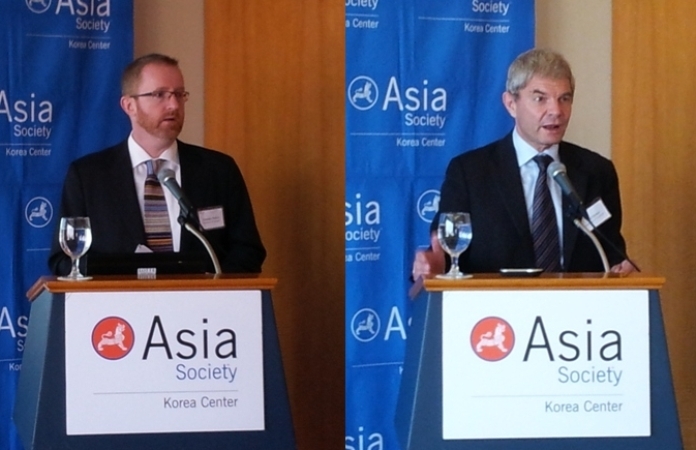 H.E. Eamonn McKee, Ambassador of Ireland and H.E. Rolf Mafael, Ambassador of Germany, in Seoul on Nov. 20, 2012. (Asia Society Korea Center)