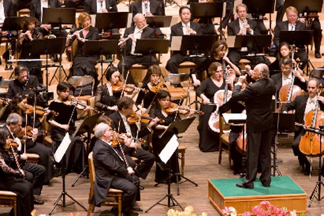 Lorin Maazel and the New York Philharmonic perform during the historic concert in Pyongyang, February 26, 2007 (Chris Lee/nyphil.org)