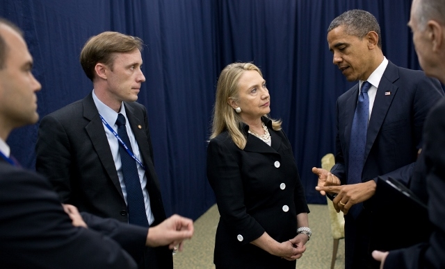 Jake Sullivan (left), as U.S. President Barack Obama talks with Secretary of State Hillary Rodham Clinton about his decision to send her to the Middle East while attending the US-ASEAN Summit in Phnom Penh, Cambodia on 20 November 2012 (White House/Pete Souza/Flickr).