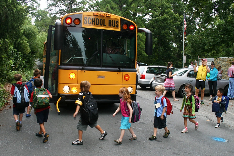 Students getting on the school bus (wwworks/Flickr)