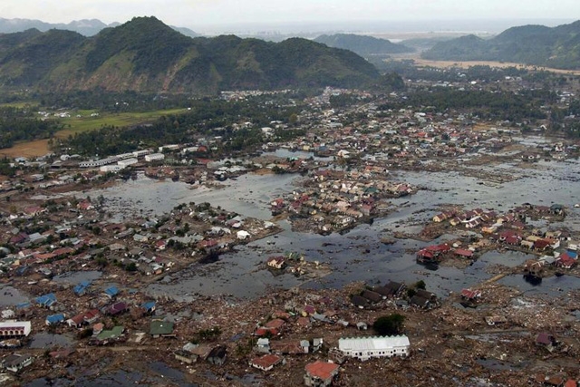 A village near the coast of Sumatra lays in ruin after the Tsunami that struck Southeast Asia. (www.news.navy.mil.gov)