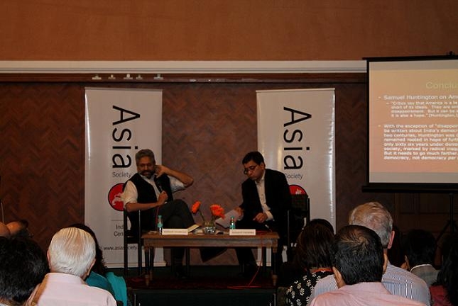 Siddharth Varadarajan (L) and Ashutosh Varshney (R) in Mumbai on January 8, 2014. (Asia Society India Centre) 