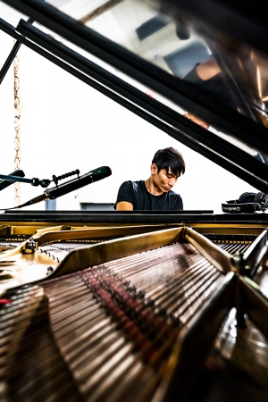 image of pianist alex peh