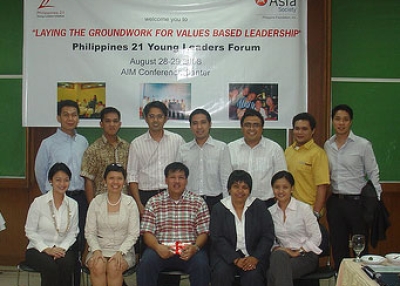 The Philippines 21 Class of 2008 with Mayor Jesse Robredo on August 28, 2008. (Asia Society Philippines Center)