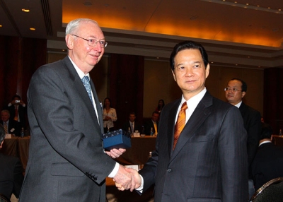 Prime Minister of Vietnam Nguyen Tan Dung (R) with Charles Goode (L), Chairman, ANZ. (Asia Society AustralAsia Centre)