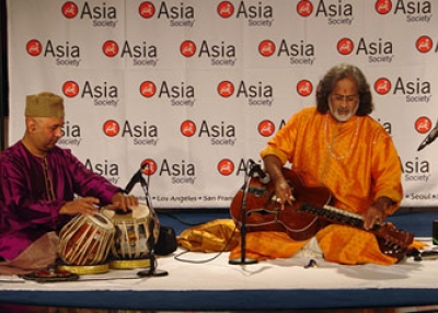 Vishwa Mohan Bhatt (R) with Samir Chatterjee at George Washington University on May 7, 2009. (Asia Society Washington Center)