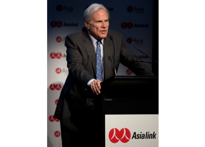 John McCarthy AO speaking at the AustralAsia Centre on October 28, 2009. 