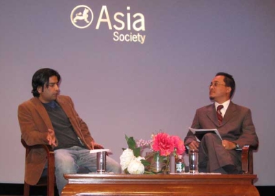Documentary filmmaker Tulsi Bhandari (L) talks with Asia Society Assistant Director for Policy Programs Sanjeev Sherchan, Dec. 1, 2009.