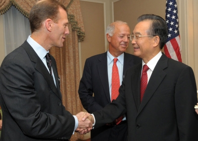Asia Society's Jamie Metzl (L) shakes hands with Chinese Premier Wen Jiabao (R) at Waldorf-Astoria on September 22, 2010. (Elsa Ruiz/Asia Society)