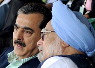 Pakistan Prime Minister Yousuf Raza Gilani (L) speaks with Prime Minister Manmohan Singh of India during the 2011 ICC World Cup on March 30, 2011 in Mohali, India. (Raveendran-Pool/Getty Images)