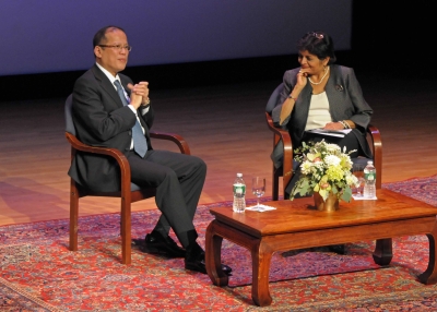 Philippine President Benigno Aquino III (L) talks with Asia Society President Vishakha Desai (R) at Asia Society in New York on September 20, 2011. (Elsa Ruiz)