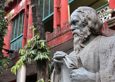 Statue of Indian poet, playwright, musician, and artist Rabindranath Tagore (1861–1941) at Tagore House in Kolkata. (kittell/Flickr)