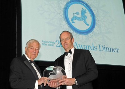 John C. Whitehead (L) receives his award from Goldman Sachs Vice Chairman Jay Michael Evans (R) at Asia Society's Awards Dinner in New York on Jan. 11, 2012. (Elsa Ruiz/Asia Society)